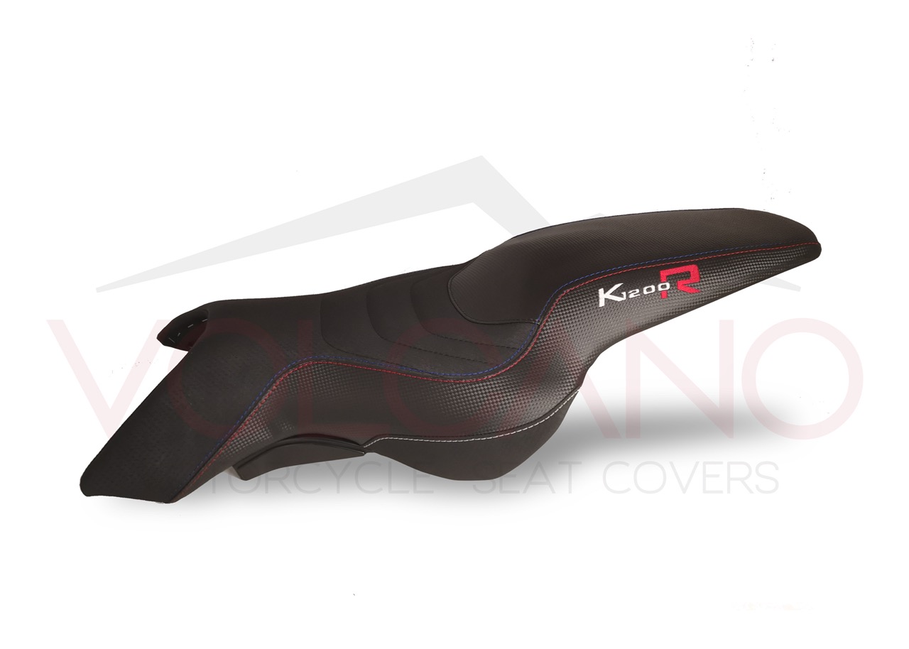 Rivestimento sella nero con ricamo K1200 R e cuciture blu rosso bianco