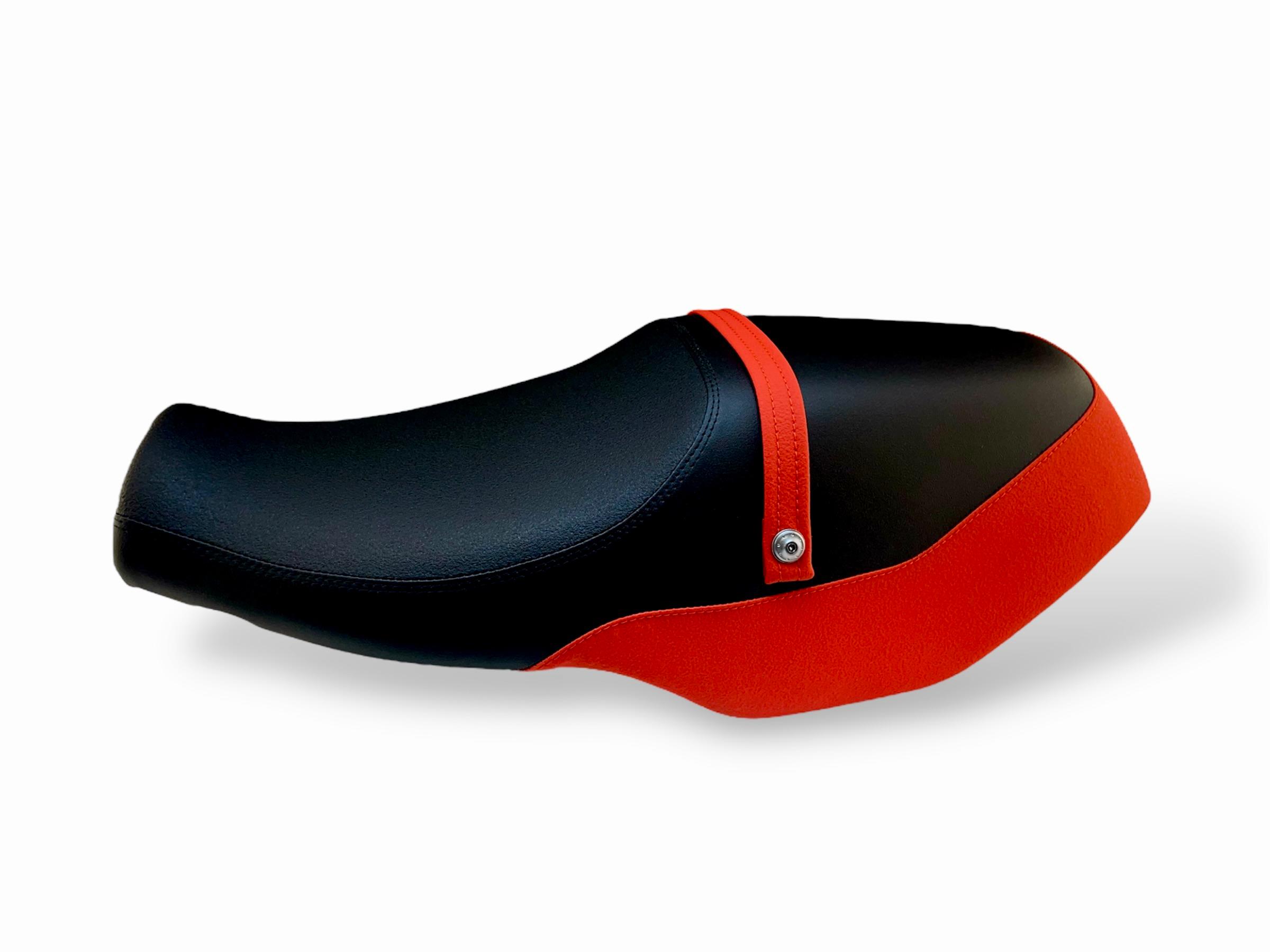 Seat cover artigianale nera per sella Yamaha XSR 900 GP 2024-2025.
