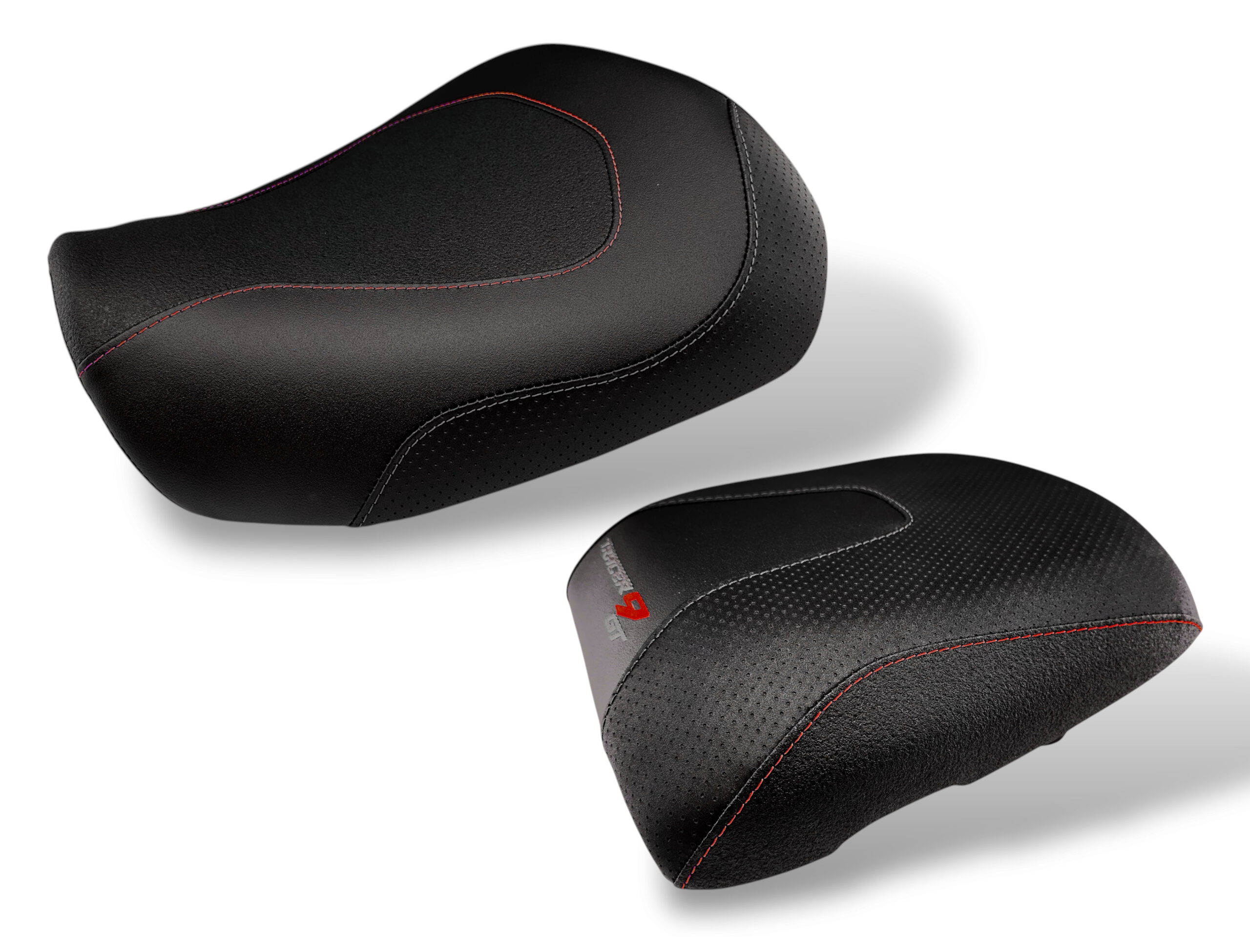 Seat cover nero con cuciture rosse per Yamaha Tracer 9 GT 2021-2024.
