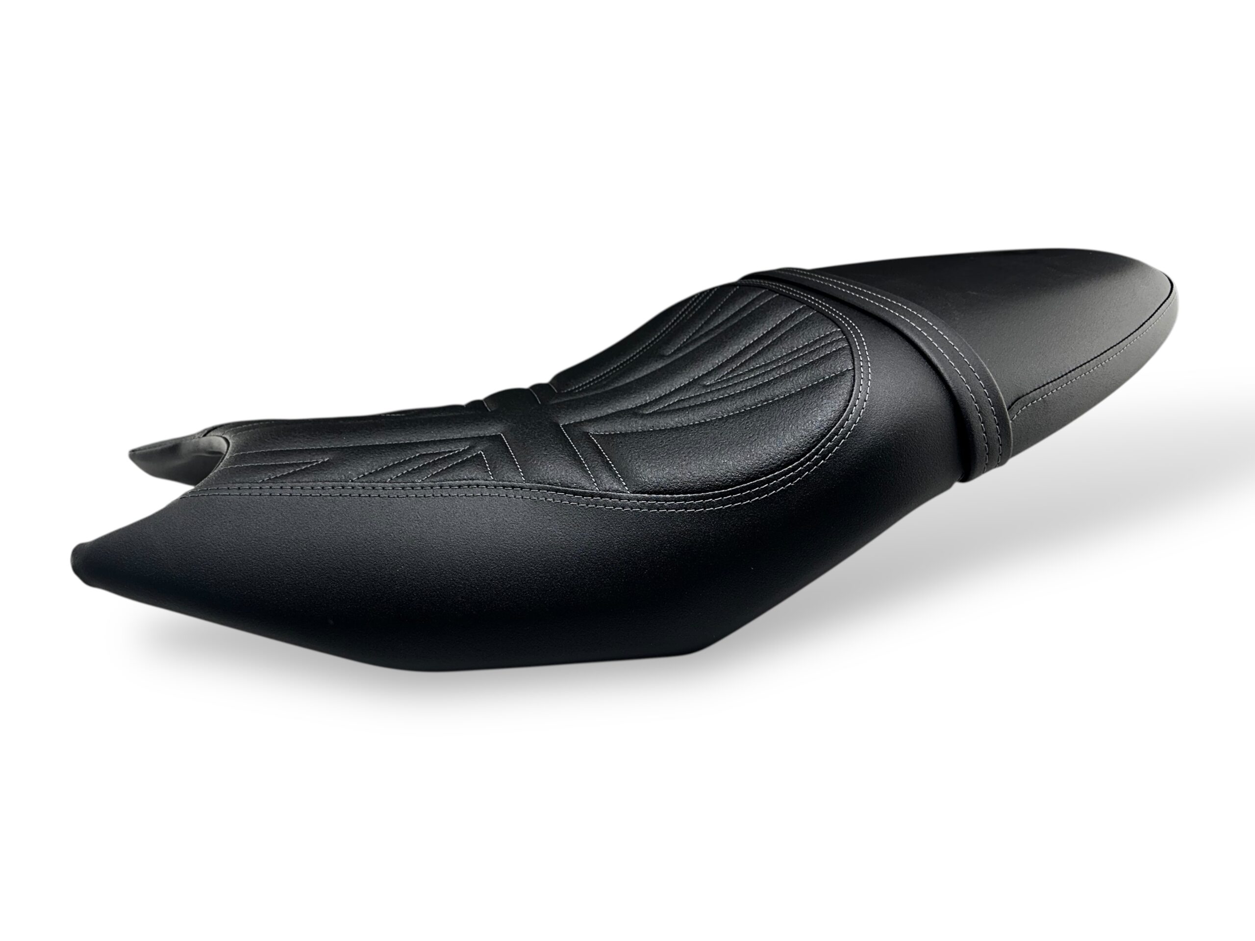 Rivestimento sella Triumph Trident 660 nero con ricamo Union Jack grigio.