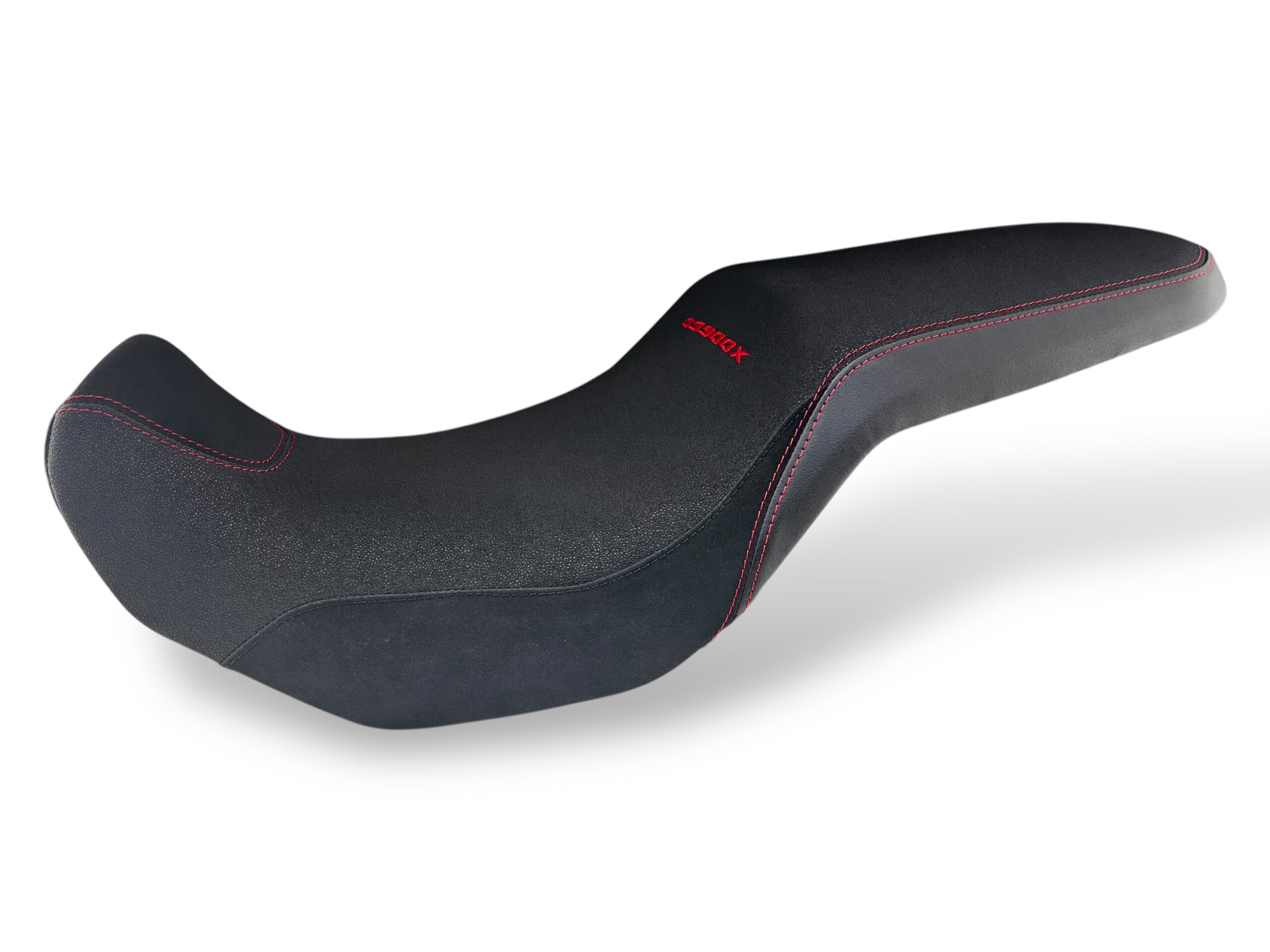 Rivestimento sella nero con cuciture rosse e logo DS 900X per Voge Valico 900 DSX.
