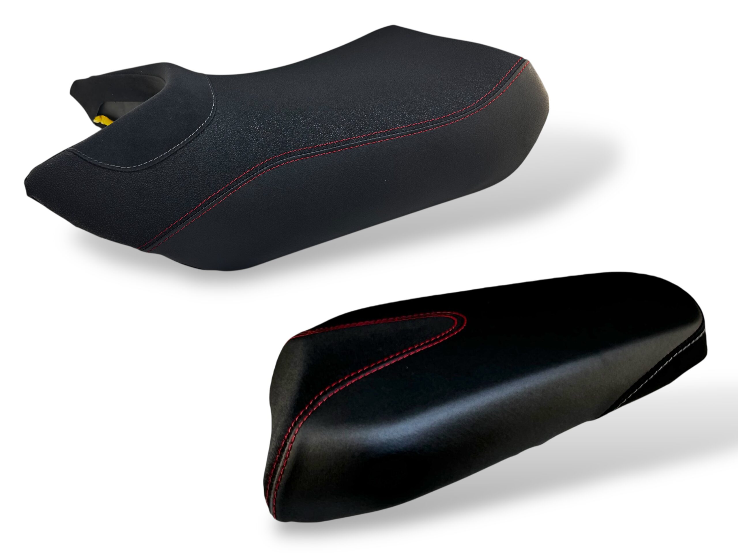 Seat cover con cuciture rosse e inserti tecnici per sella QJ Motor SRT 800