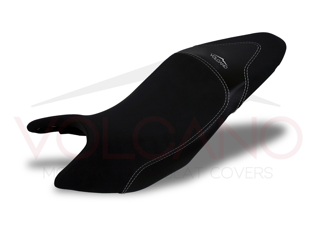 Carbon Seat Cover Honda HORNET 600 con texture carbonio e logo bianco