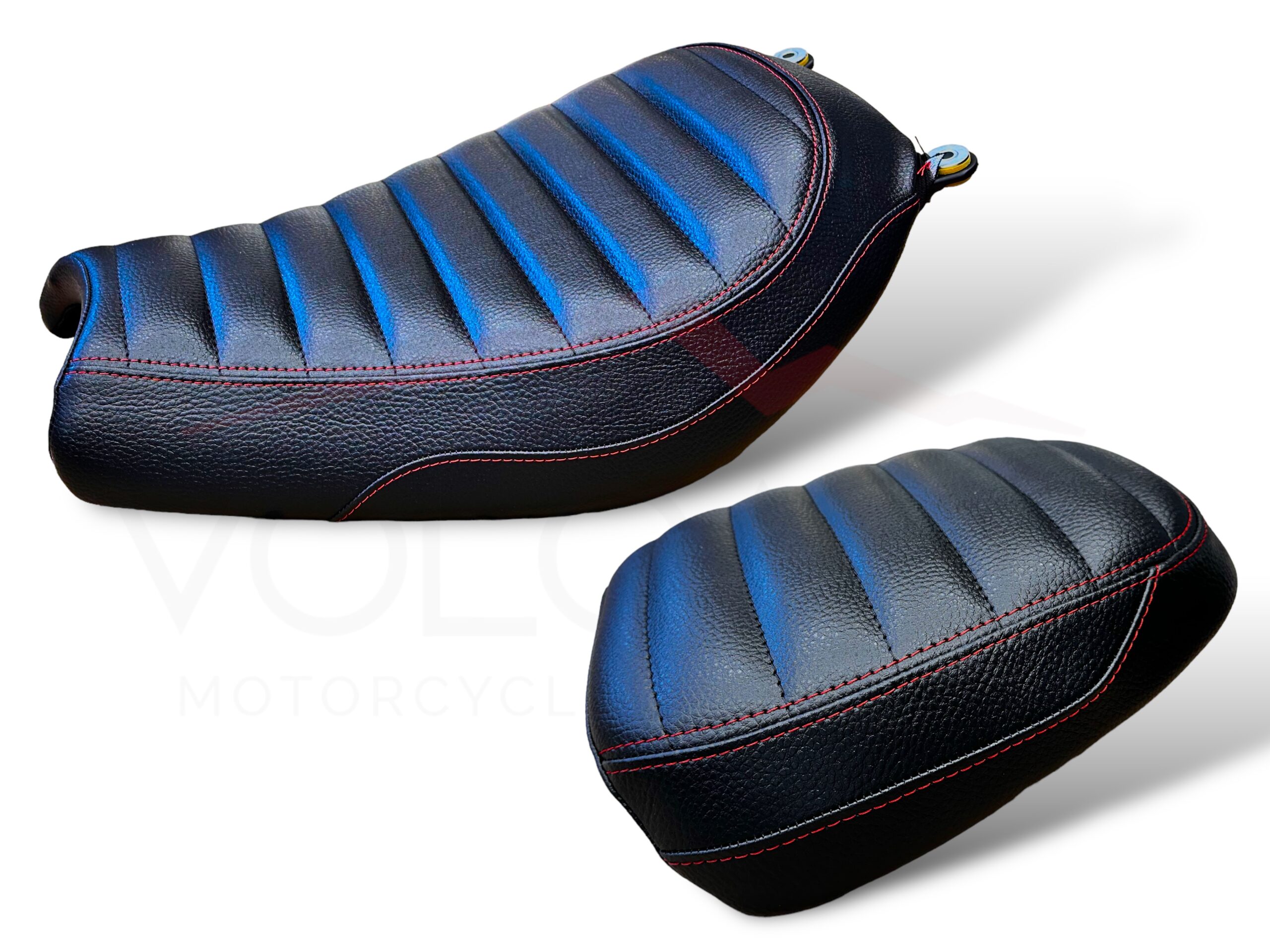 Rivestimento sella a coste nero con cuciture rosse per Scrambler 400X