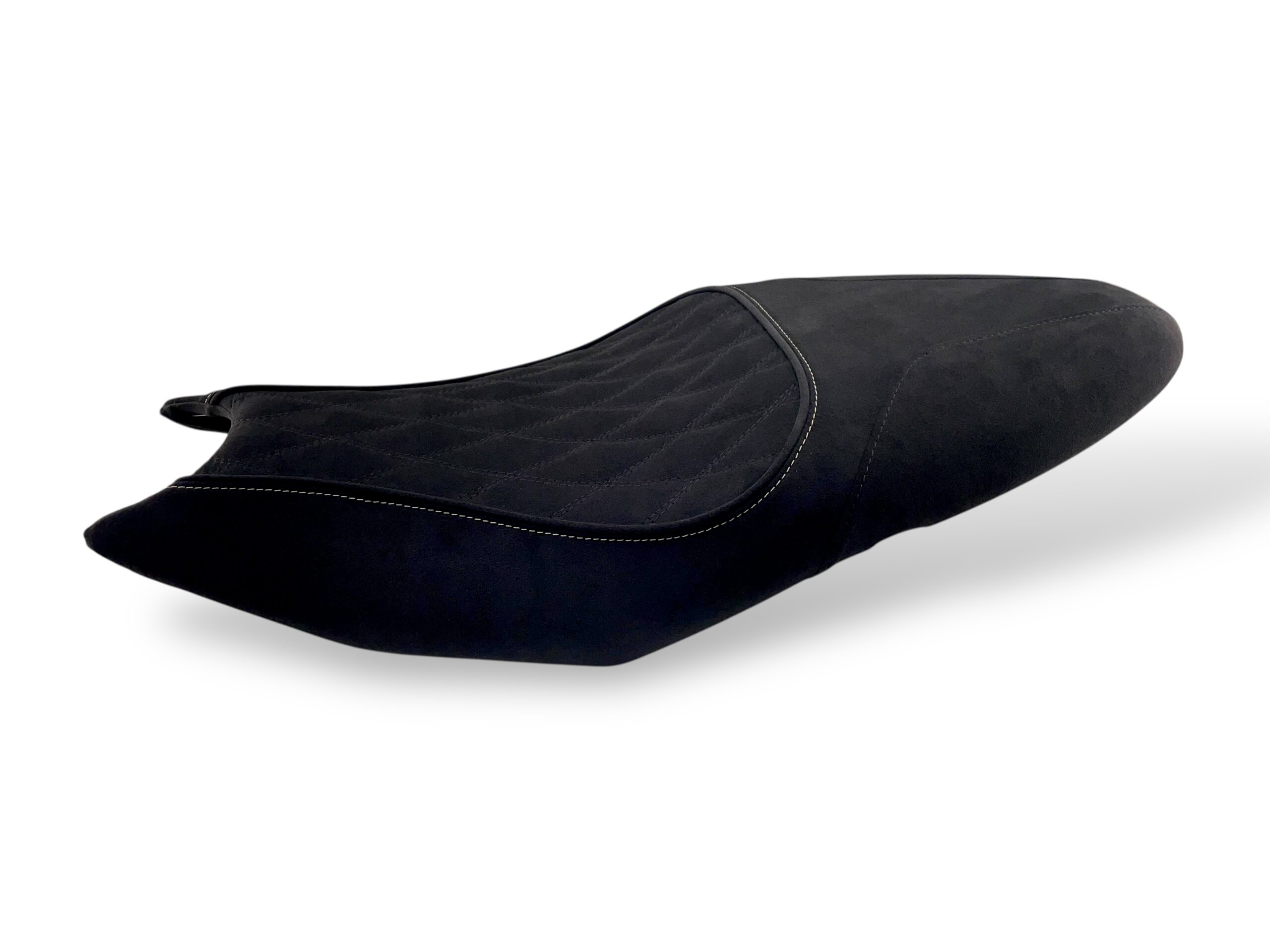 Rivestimento sella nero per moto Triumph Trident 660 su sfondo neutro