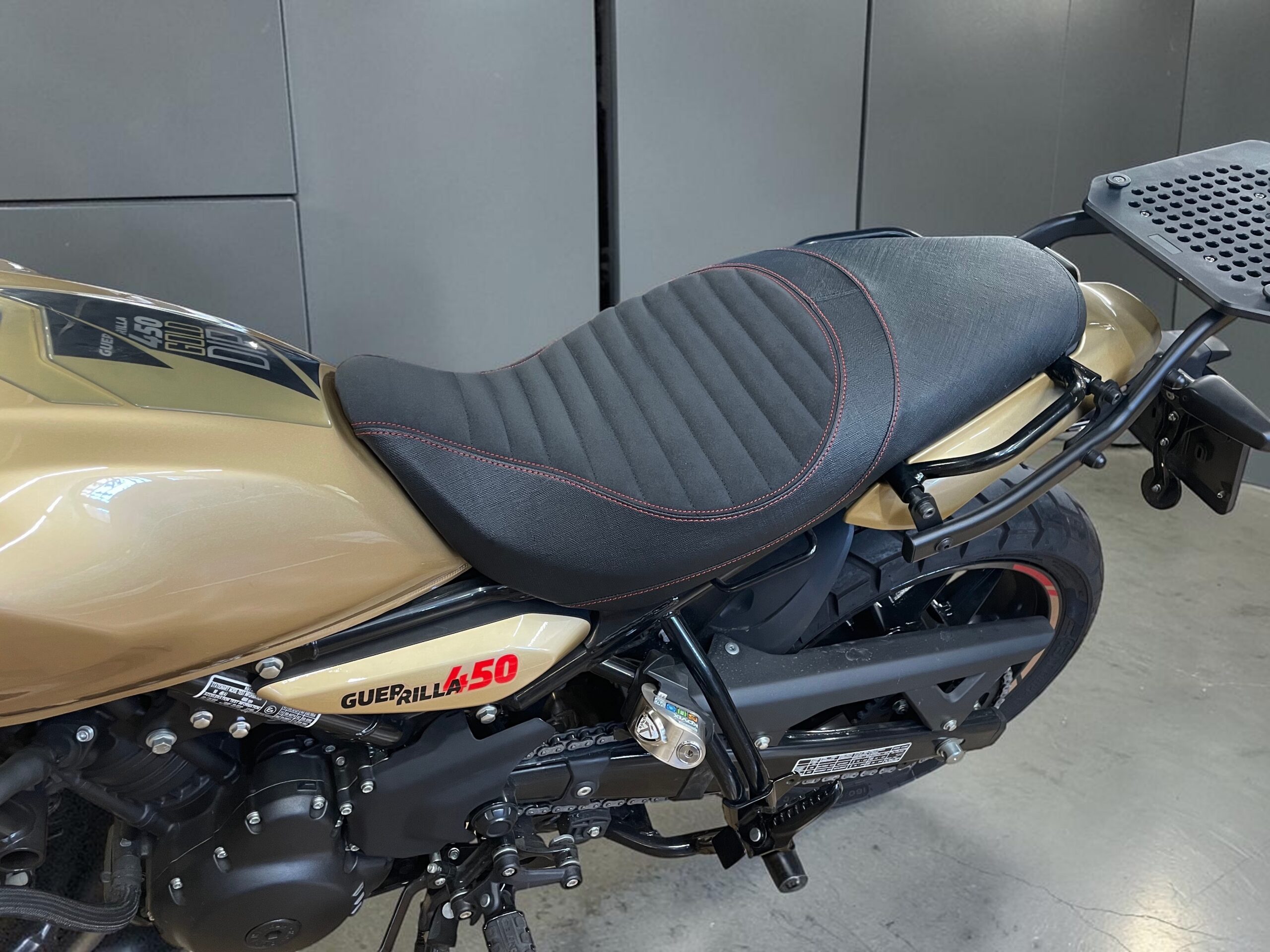 SEAT COVER PER ROYAL ENFIELD GUERRILLA 450 (2024-2026) - immagine 4